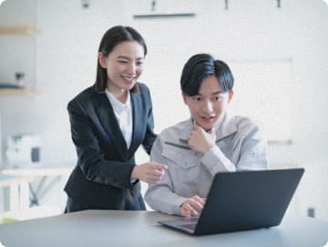 社員がパソコンを見ている写真